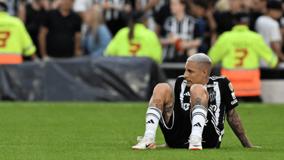 Guilherme Arana, lateral-esquerdo do Atlético, sentado no gramado do Monumental, lamentando a derrota na final da Libertadores para o Botafogo (foto: Luis Robayo/AFP)