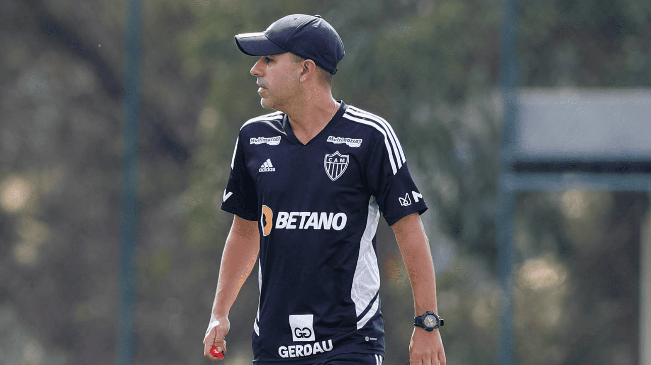Lucas Gonçalves, auxiliar técnico permanente do Atlético, em campo de treino (foto: Pedro Souza/Atlético)