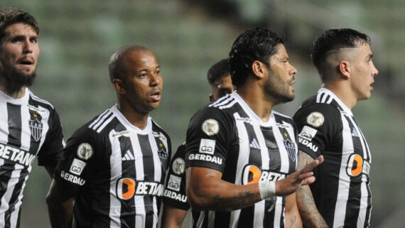 Jogadores do Atlético durante reclamação em jogo no Independência (foto: Alexandre Guzanshe/EM/D.Pres)