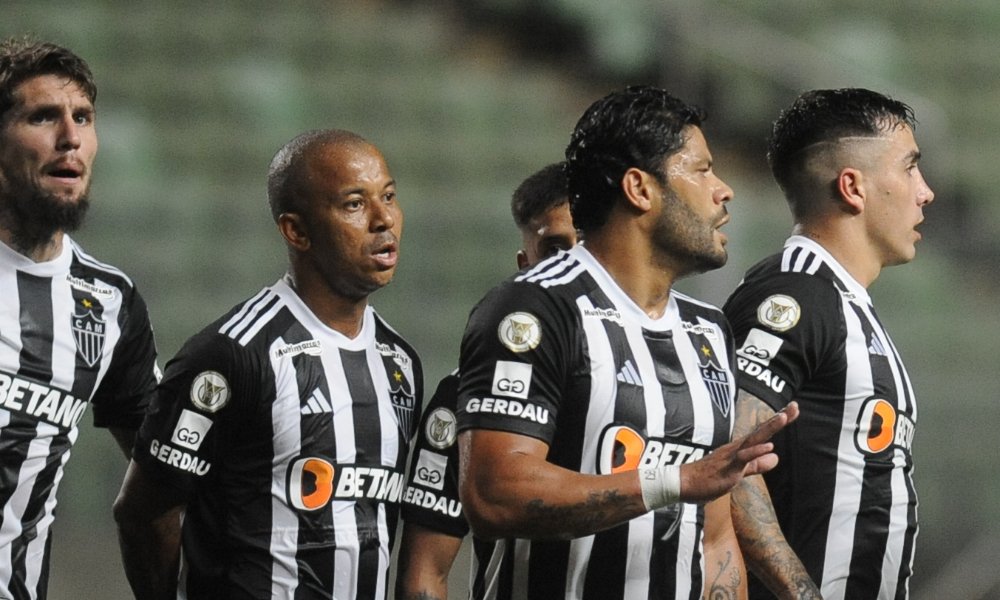 Jogadores do Atlético durante reclamação em jogo no Independência (foto: Alexandre Guzanshe/EM/D.Pres)