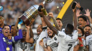 Gatito Fernández (à esquerda, de lilás) durante comemoração de título do Botafogo na Libertadores de 2024 (foto: Alexandre Guzanshe/EM/D.A Press)