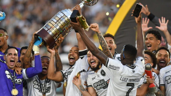 Gatito Fernández (à esquerda, de lilás) durante comemoração de título do Botafogo na Libertadores de 2024 (foto: Alexandre Guzanshe/EM/D.A Press)