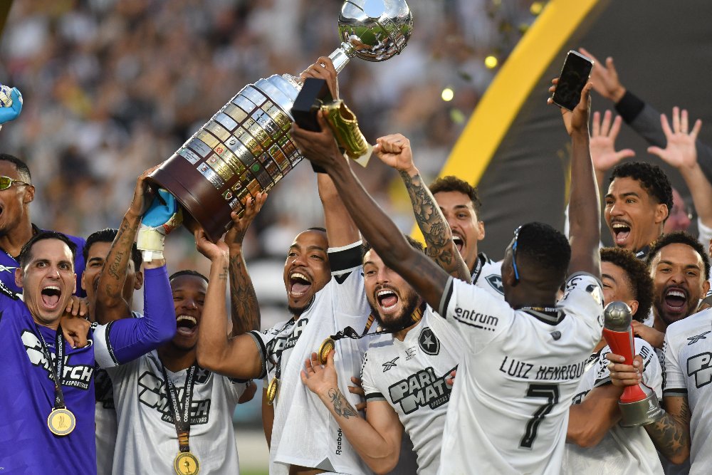 Gatito Fernández (à esquerda, de lilás) durante comemoração de título do Botafogo na Libertadores de 2024 (foto: Alexandre Guzanshe/EM/D.A Press)