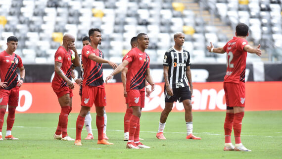 Athletico-PR foi rebaixado à Série B ao perder por 2 a 0 para o Atlético (foto: Ramon Lisboa/EM D.A Press)