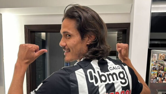 Uruguaio Edinson Cavani posa com camisa do Atlético (foto: Reprodução/Instagram)