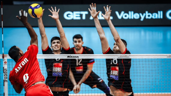 Jogadores de vôlei do Civitanova e do Al Ahly durante partida pelo Mundial (foto: Divulgação/FIVB)