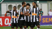 Alecsandro comemora gol pelo Atlético ao lado de Júnior César, Luan e Ronaldinho (foto: Rodrigo Clemente/EM/D.A Press)