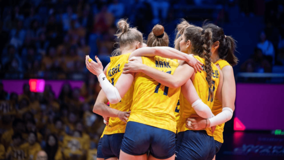 Jogadoras de vôlei do Conegliano comemorando ponto diante do Praia Clube, pelo Mundial de Clubes (foto: Divulgação/FIVB)