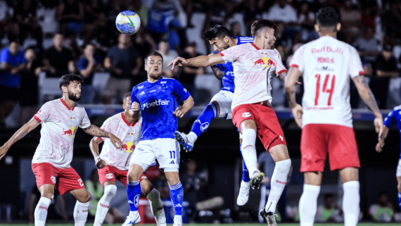 Jogadores de Cruzeiro e Bragantino em disputa na grande área (foto: Gustavo Aleixo/Cruzeiro)