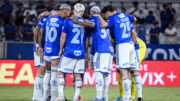 Jogadores do Cruzeiro reunidos em círculo (foto: Gustavo Aleixo/Cruzeiro)