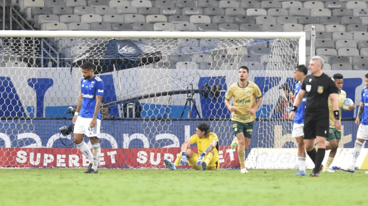 Cássio, goleiro do Cruzeiro, no momento em que toma gol do Palmeiras (foto: Ramon Lisboa/EM/D.A Press)