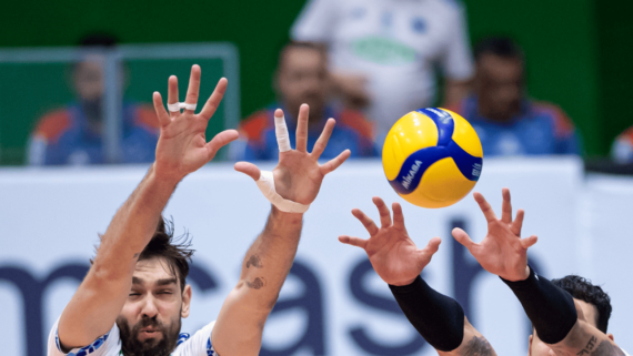 Jogadores de vôlei do Cruzeiro em ação de bloqueio (foto: Agência i7/Cruzeiro)