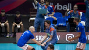 Jogadores e técnico do Cruzeiro na final do Mundial de Clubes Masculina de Vôlei (foto: Agência i7/Cruzeiro)