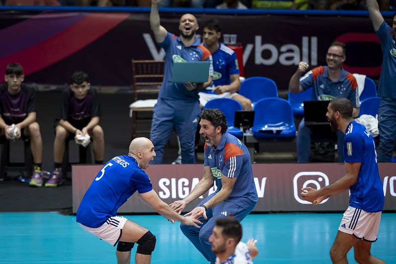 Jogadores e técnico do Cruzeiro na final do Mundial de Clubes Masculina de Vôlei (foto: Agência i7/Cruzeiro)