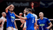 Jogadores de vôlei do Cruzeiro celebrando ponto diante do Trentino, pela final do Mundial de Vôlei (foto: Agência i7/Cruzeiro)