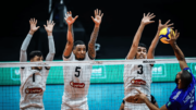 Jogadores de vôlei do Shahdab Yazd, do Irã, bloqueando ataque de Wallace, do Cruzeiro (foto: Divulgação/FIVB)