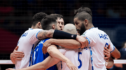 Jogadores de vôlei do Cruzeiro comemorando ponto diante do Trentino, pelo Mundial de Clubes (foto: Agência i7/Sada Cruzeiro)