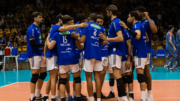 Jogadores de vôlei do Cruzeiro em círculo (foto: Maria Cláudia Souza)