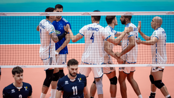 Jogadores de vôlei do Cruzeiro comemorando ponto diante do Trentino, pelo Mundial de Clubes (foto: Agência i7/Sada Cruzeiro)