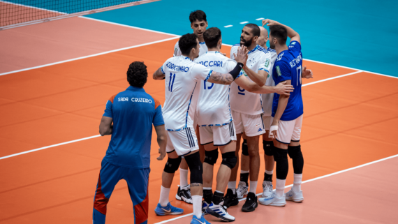 Jogadores de vôlei do Cruzeiro comemorando ponto no Mundial de Clubes (foto: Agência i7/Cruzeiro)