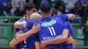 Jogadores de vôlei do Cruzeiro se abraçando (foto: Agência i7/Cruzeiro)