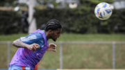 Wesley Gasolina, ex-lateral-direito do Cruzeiro, em movimento de cabeceio durante treinamento (foto: Gustavo Aleixo/Cruzeiro)