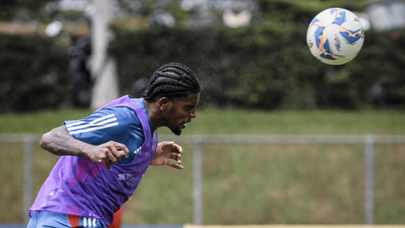 Wesley Gasolina, ex-lateral-direito do Cruzeiro, em movimento de cabeceio durante treinamento (foto: Gustavo Aleixo/Cruzeiro)