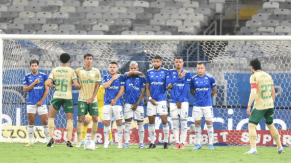 Jogadores de Cruzeiro e Palmeiras durante partida pelo Brasileiro (foto: Ramon Lisboa/EM/D.A Press)