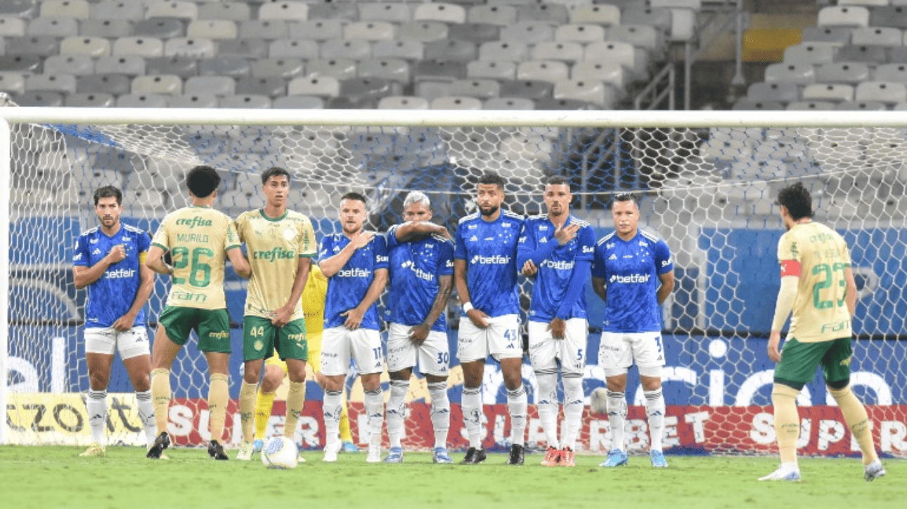 Jogadores de Cruzeiro e Palmeiras durante partida pelo Brasileiro (foto: Ramon Lisboa/EM/D.A Press)