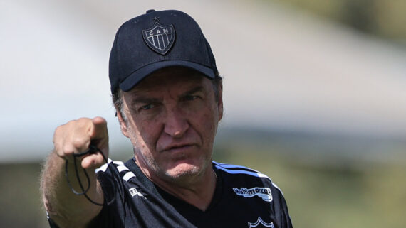 Cuca em treino pelo Atlético na Cidade do Galo (foto: Pedro Souza/Atlético)