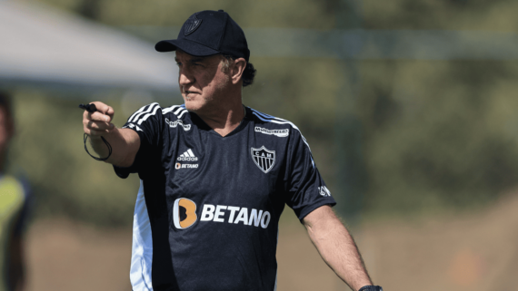 Cuca, treinador, com a camisa do Atlético durante treinamento (foto: Pedro Souza/Atlético)