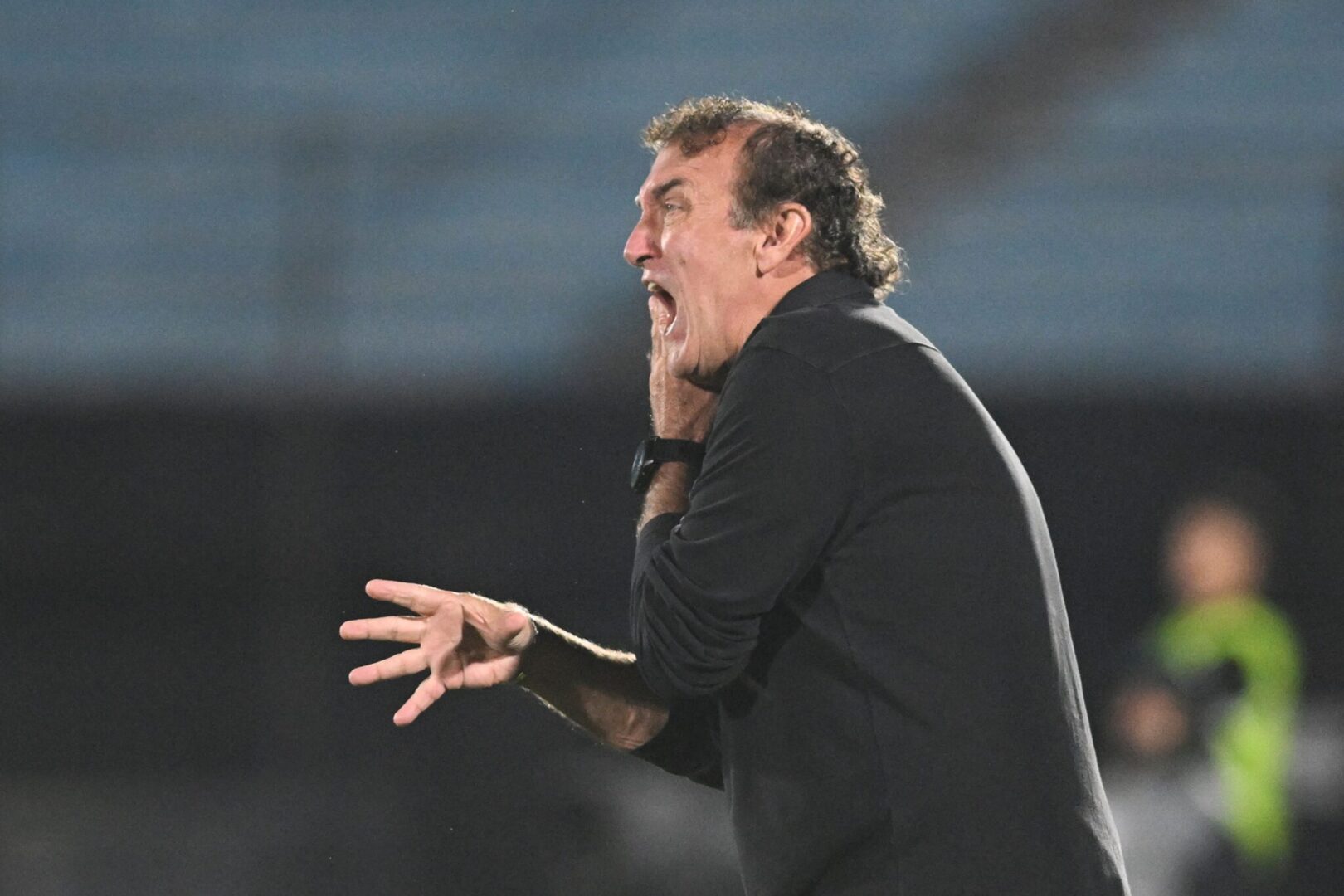 Técnico Cuca grita e gesticula durante jogo do Athletico-PR na Sul-Americana de 2024 - (foto: Eitan Abramovich/AFP)