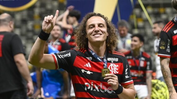 David Luiz com a camisa do Flamengo (foto: Marcelo Cortes/Flamengo)