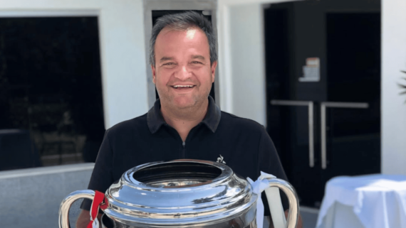 Domênico Bhering com a taça do Campeonato Mineiro de 2021 (foto: Reprodução/Instagram)