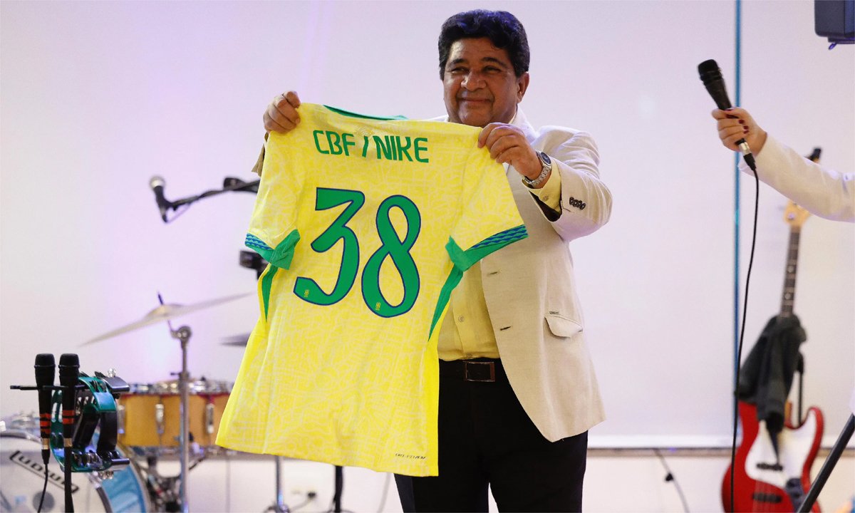Ednaldo Rodrigues segura camisa alusiva à renovação da CBF com a Nike (foto: Rafael Ribeiro/CBF)