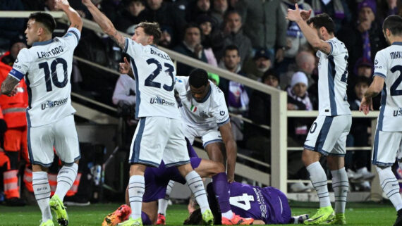 Edoardo Bove caído em campo após sofrer parada cardíaca durante Fiorentina x Inter de Milão (foto: TIZIANA FABI / AFP)