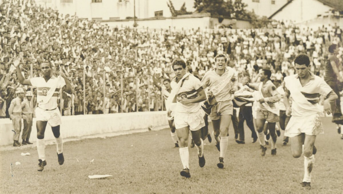 Jogadores do Siderúrgica dão volta olímpica no campo da Alameda para celebrar título estadual conquistado sobre o América (foto: Arquivo Estado de Minas - 13/12/1964)