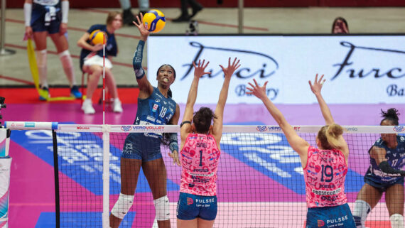 Paola Egonu salta para atacar (foto: Divulgação/Lega Volley Femminile)