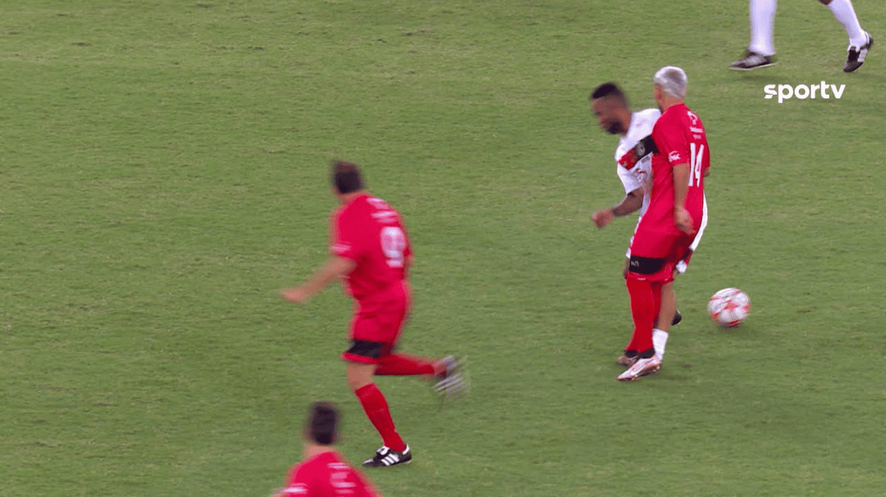 Frame da caneta aplicada por Arrascaeta em Carlos Alberto (foto: Reprodução/SporTV)