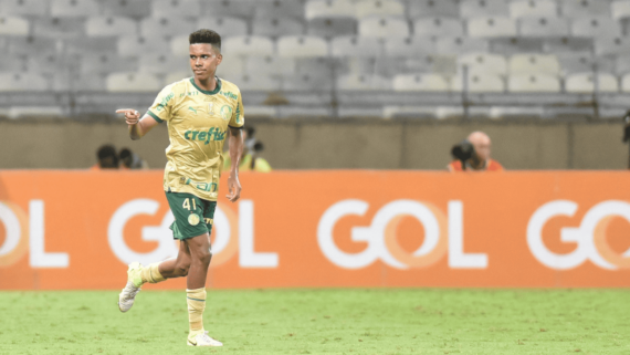 Estêvão, meia-atacante do Palmeiras, comemorando gol sobre Cruzeiro (foto: Ramon Lisboa/EM/D.A Press)