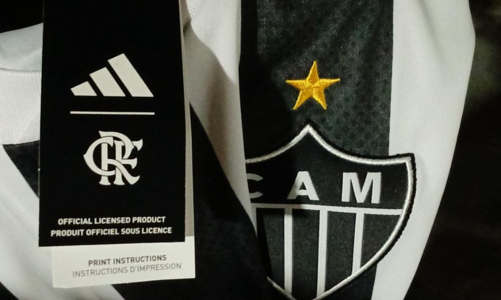 Etiqueta com símbolo do Flamengo em camisa oficial do Atlético (foto: Arquivo pessoal)
