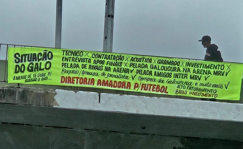 Faixa com críticas à diretoria do Atlético foi instalada em viaduto próximo à Arena MRV (foto: Reprodução/X)