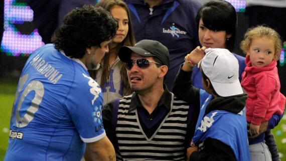 Fernando Cáceres (centro) cumprimenta Diego Maradona em partida de caridade em Buenos Aires (foto: Enrique Marcarian/Reuters (1º/11/2024))