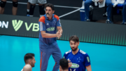 Filipe Ferraz, técnico do Cruzeiro, dando instruções na beira da quadra (foto: Agência i7/Cruzeiro)