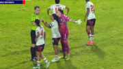 Candela Díaz, do River Plate (número 15), faz gesto racista em direção a gandula, no estádio do Canindé (foto: Reprodução/TV Globo)