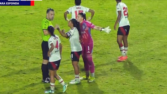 Candela Díaz, do River Plate (número 15), faz gesto racista em direção a gandula, no estádio do Canindé (foto: Reprodução/TV Globo)