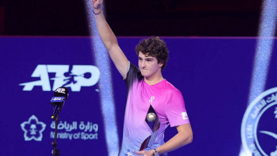 João Fonseca comemora título do Next Gen ATP Finals, em Jeddah, Arábia Saudita (foto: 22.dez.24/Reuters)