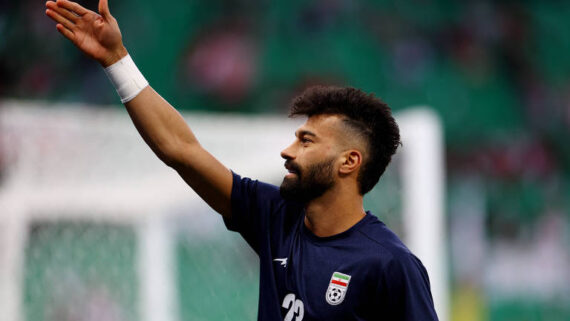 Ramin Rezaeian tem longa trajetória na seleção do Irã (foto: Rula Rouhana - 7.fev.24/Reuters)