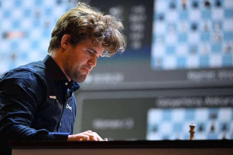 Magnus Carlsen durante competição na Índia (foto: Dibyangshu Sarkar - 17.nov.2024/AFP)