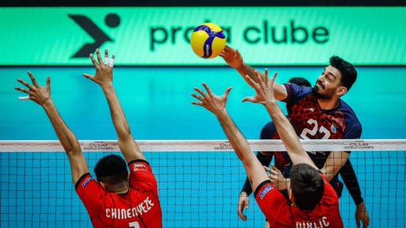 Jogadores de Foolad Sirjan-IRA e Trentino-ITA em ação de ataque e bloqueio no Mundial de Vôlei (foto: Divulgação/FIVB)